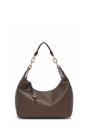 Sac à main en cuir marron texturé avec chaîne dorée et bandoulière en cuir, fermeture éclair et petit charm rond en métal avec logo attaché.