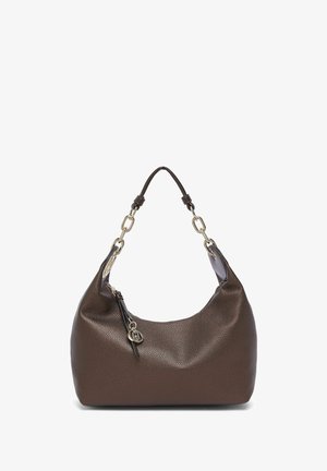 Sac à main en cuir marron texturé avec chaîne dorée et bandoulière en cuir, fermeture éclair et petit charm rond en métal avec logo attaché.