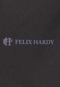 Logo de la marque Felix Hardy avec les initiales stylisées "FH" et le nom "FELIX HARDY" en lettres majuscules sur un fond en tissu sombre.