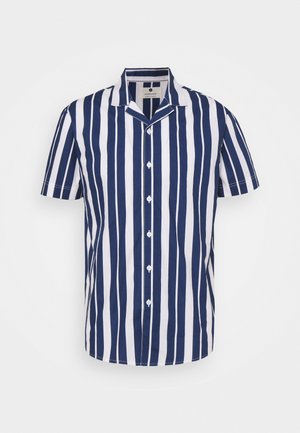 Koszula z krótkim rękawem zapinana na guziki, z pionowymi paskami w kolorze granatowym i białym oraz kołnierzem typu camp.