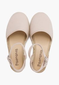 Scarpe in tela rosa pallido con punta aperta, cinturino alla caviglia e suola intermedia testurizzata. Logo "Pisamonas" sulla soletta. Design semplice e piatto.