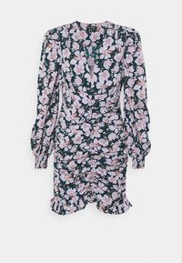 Květinové šaty z tmavě zelené látky s jemně růžovými květy, zdobené řasením, s dlouhými nadýchanými rukávy a volánkovým zakončením.