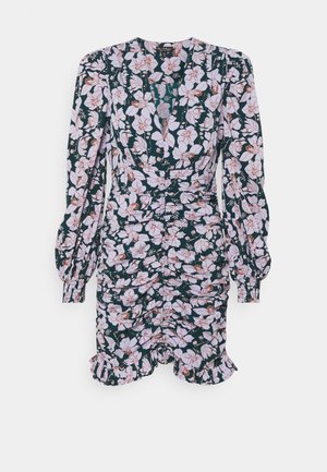 Vestido floral con mangas largas y abullonadas. Tela verde oscura cubierta de flores rosas y blancas. Detalle de fruncido en la cintura y el dobladillo con volantes.