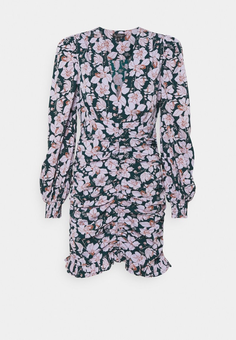 Květinové šaty z tmavě zelené látky s jemně růžovými květy, zdobené řasením, s dlouhými nadýchanými rukávy a volánkovým zakončením.