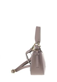 Kleine handtas van zacht, gestructureerd taupe leer met een gestructureerde vorm, voorzien van een korte handgreep en een verstelbare schouderband. Gouden hardware accenten.