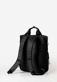 Zaino nero realizzato in tessuto resistente, con spallacci imbottiti, maniglia superiore e tasche laterali. Forma rettangolare con un design elegante.