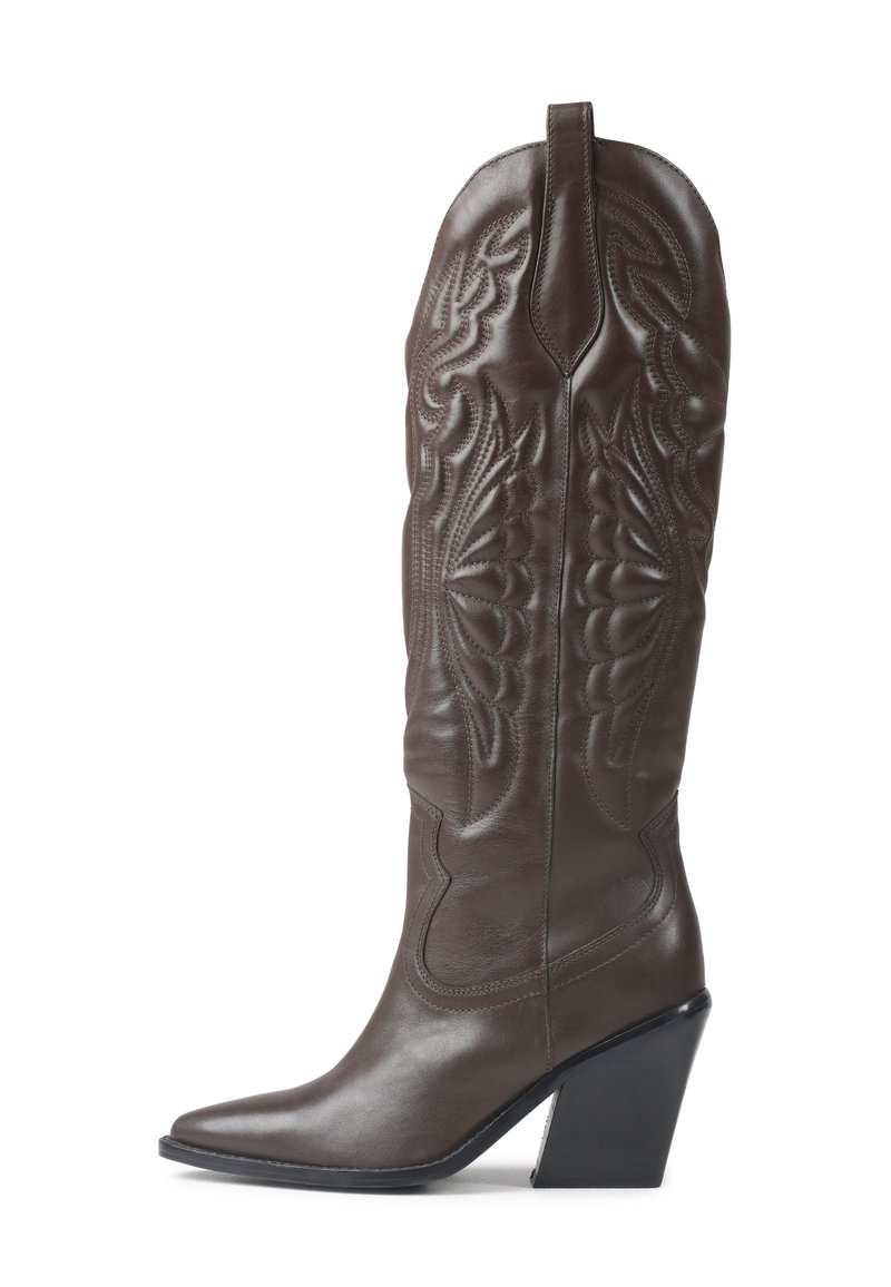 Stivale da cowboy in pelle marrone con intricate cuciture e punta affusolata. Presenta un tacco alto e modelli decorativi a rilievo.