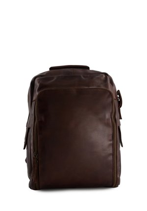 Ciemnobrązowy skórzany plecak z przednią kieszenią na zamek i bocznymi kieszeniami, przedstawiony w pozycji pionowej na białym tle.