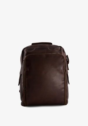 Dunkelbrauner Leder-Rucksack mit vorderer Reißverschlusstasche und Seitentaschen, aufrecht vor weißem Hintergrund gezeigt.