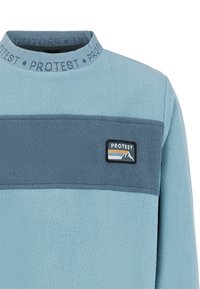 Pull polaire bleu clair avec une bande plus foncée sur la poitrine, avec un écusson logo "PROTEST" et un texte "PROTEST" sur la bande du col.