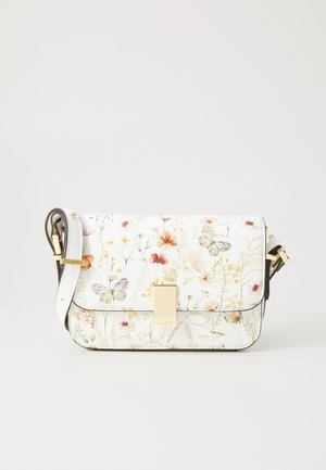Sac bandoulière à imprimé floral avec une base en cuir blanc, quincaillerie dorée, fermeture à rabat et sangle réglable. Présente des papillons et des fleurs.