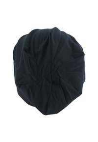 Căciula din material negru, cu formă rotundă, având o suprafață texturată cu pliuri și mai multe panouri cusute pentru detalii de design.