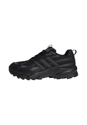 Zapatilla deportiva negra con cordones delanteros, suela texturizada y cuello acolchado, vista desde el lateral sobre un fondo blanco.
