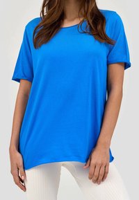 Blue short-sleeve t-shirt in lightweight fabric, featuring a relaxed fit with a rounded neckline and slightly curved hem.