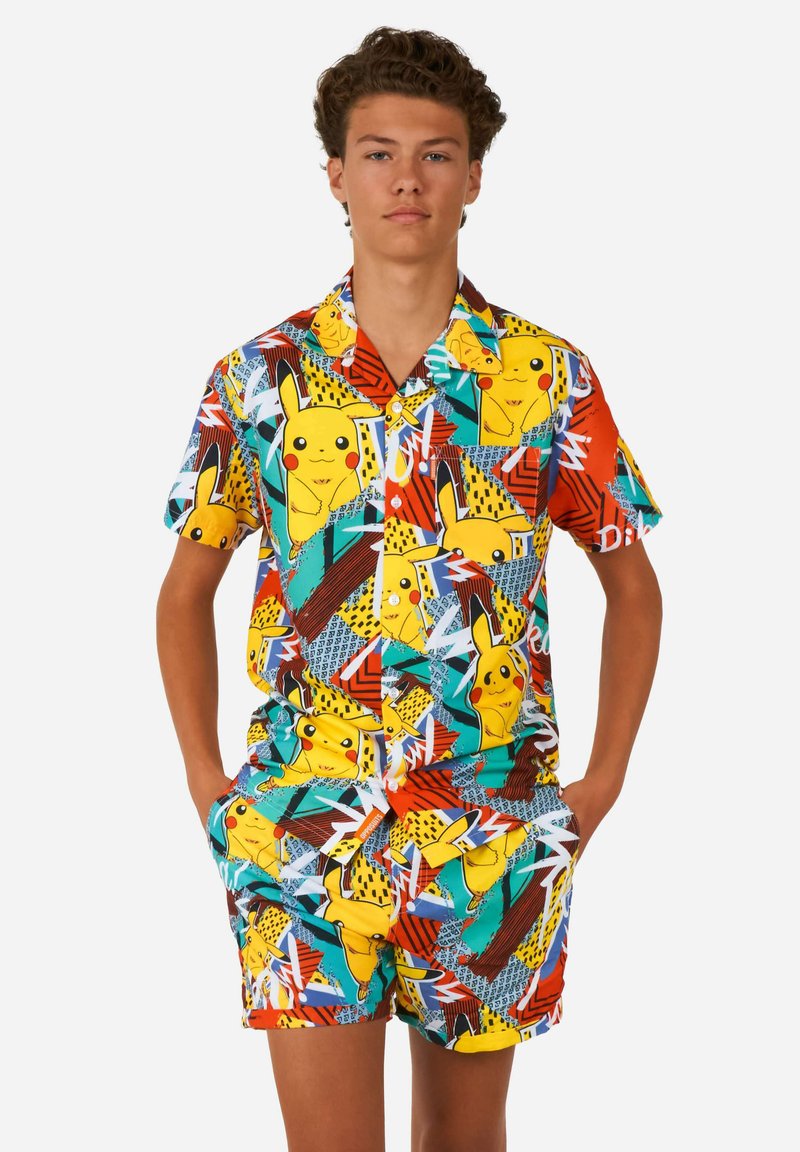 Chemise à manches courtes avec des boutons et un short assorti, avec un motif géométrique coloré et des illustrations de Pikachu en jaune, turquoise et rouge.