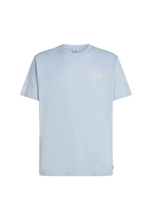 Svetlo modra kratka majica s kratkimi rokavi iz bombaža z okroglim izrezom. Na levi prsni strani je subtilen rumen logotip. Enostavna tekstura.