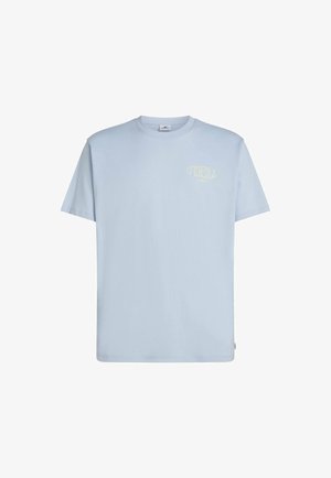 Šviesiai mėlyna trumpomis rankovėmis medvilninė marškinėliai su apvalia kaklo iškirpte. Kairėje krūtinės pusėje subtilus geltonas logotipas. Lygus audinys.