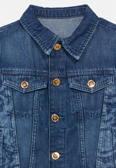 Τζιν μπουφάν σε σκούρο μπλε με κλασικό γιακά, διαθέτει δύο τσέπες στο στήθος, χρυσά κουμπιά και υφή στο ύφασμα.