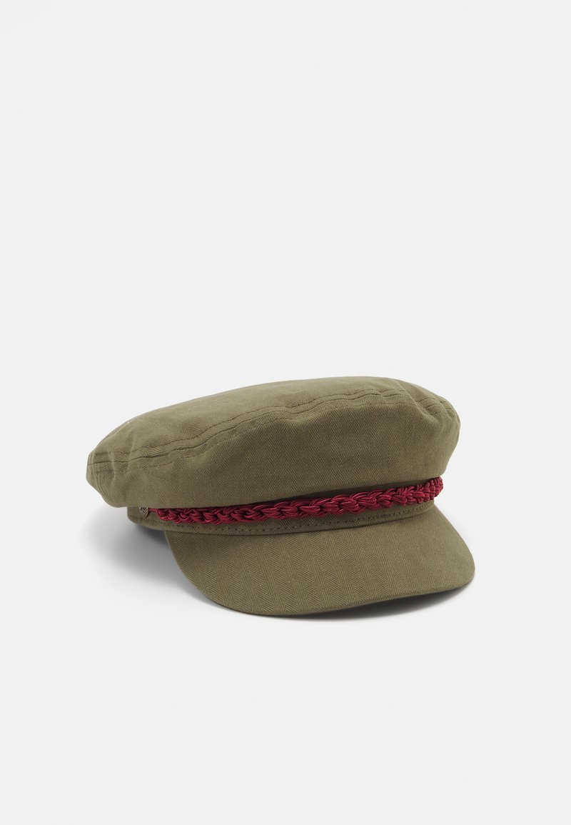 Gorra verde oliva hecha de tela texturizada, con una banda trenzada roja alrededor de la base y una corona plana y redondeada.