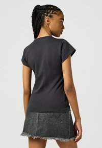 Wrangler SHRUNKEN BAND - Printtipaita - faded black black