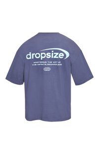 T-shirt violet à manches courtes avec logo blanc "dropsize", slogan "Mastering the art of the infinite, regardless" et petit graphique globe au dos.