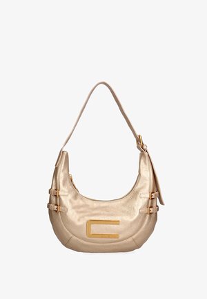 Borsa a tracolla in pelle metallica color oro con forma curva, manico unico, due dettagli con fibbie e un logo prominente sul davanti.