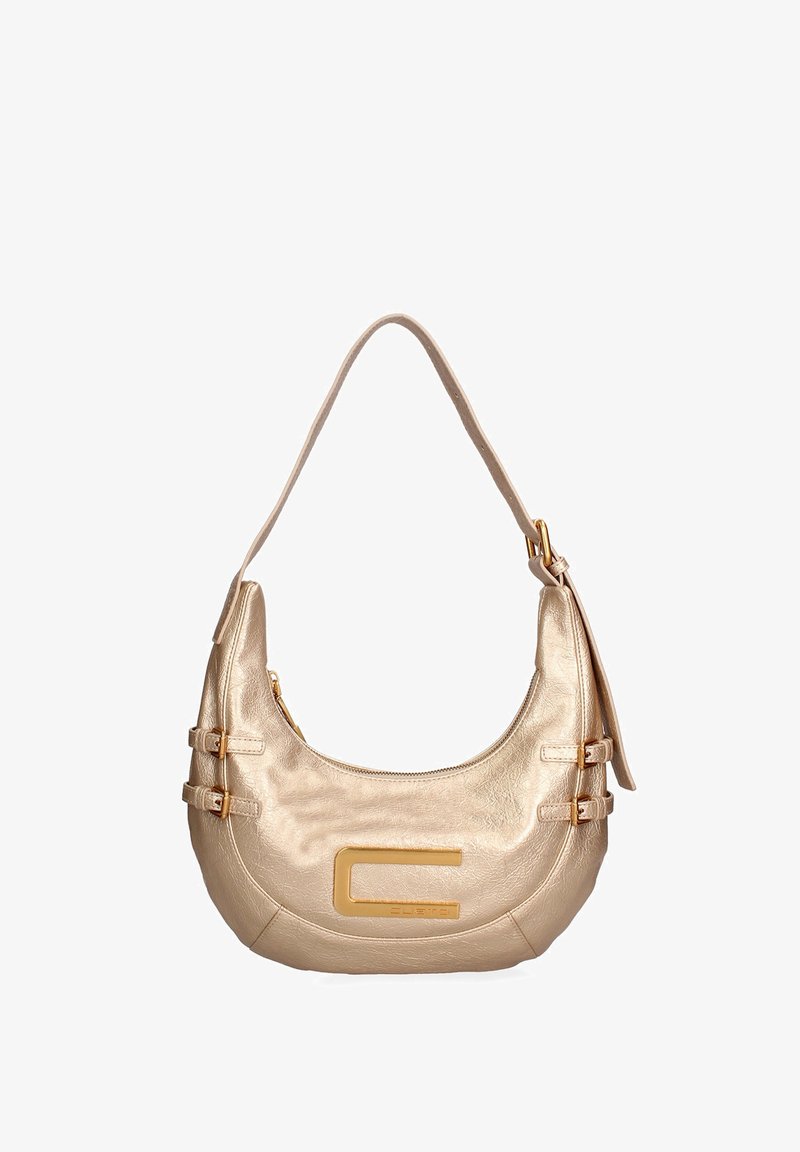 Metalen gouden leren handtas met een gebogen vorm, enkele schouderband, twee gespaccenten en een opvallend logo aan de voorkant.