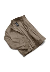 Giacca beige con una texture liscia, dotata di colletto, chiusura con bottoni e polsini a coste. Progettata con più bottoni frontali e tasche.