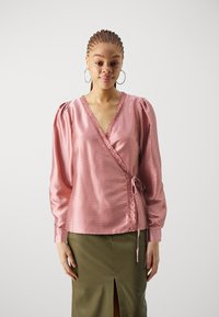 Rosa Satin-Wickelbluse mit vertikalen Streifen und Spitzenbesatz. Mit langen Puffärmeln und einer Bindeverschluss an der Taille.