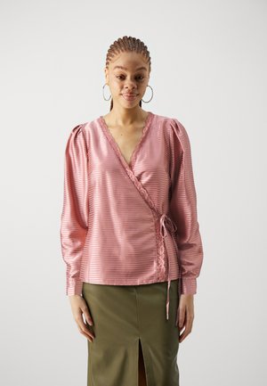 Rosa Satin-Wickelbluse mit vertikalen Streifen und Spitzenbesatz. Mit langen Puffärmeln und einer Bindeverschluss an der Taille.