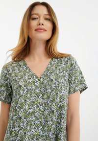 Blumenkleid mit grün-blauem Muster, kurzen Ärmeln und V-Ausschnitt mit dekorativen Knöpfen auf der Vorderseite.