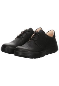 Chaussures en cuir noir avec bout rond, lacé à l'avant et semelle en caoutchouc. Surface lisse avec des détails d'accent minimalistes, adaptées à un usage décontracté.