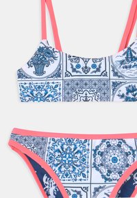 Biquíni em duas peças com um padrão de azulejos branco e azul, com detalhes em rosa. O top tem alças finas, enquanto a parte de baixo tem um design de cintura baixa.