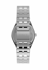 Montre-bracelet en acier inoxydable argenté avec un boîtier hexagonal, dotée d'un bracelet en maillons et d'une surface polie avec un logo gravé.