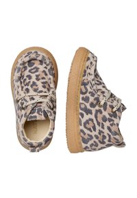 Stivaletti per bambini di colore beige e nero con stampa leopardata, con lacci beige e suole spesse in gomma texturizzata di colore marrone chiaro, mostrati da sopra e di lato.