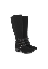Botas negras hasta la rodilla, hechas de ante, con tres correas con hebilla decoradas con tachuelas y un tacón grueso. Textura suave con punta redonda.