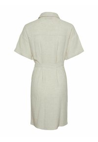 Robe chemise en lin beige clair, avec manches courtes, col, taille ceinturée et un motif texturé subtil sur le tissu.