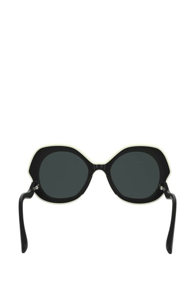 Czarne okulary przeciwsłoneczne o unikalnym ośmiokątnym kształcie, z kontrastującą białą obwódką i przyciemnionymi soczewkami. Gładka plastikowa rama z cienkimi zausznikami.