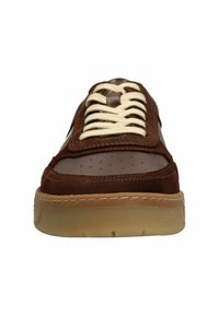 Bruine suède sneakers met geperforeerd ontwerp, crème veters en een transparante rubberen zool. Kenmerkt accentstiksels en een ronde neus.