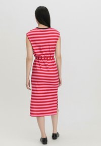 Rot- und rosa gestreiftes Midikleid mit kurzen Ärmeln, tailliertem Bund, seitlichem Schlitz und rundem schwarzen Halsauschnitt. Hergestellt aus weichem, leichtem Stoff.