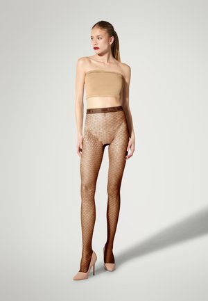 Nudefarvede netstrømper med et struktureret mønster, parret med en beige stropløs top og lyserøde højhælede sko. Brun talje synlig.