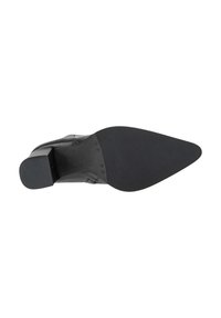 Scarpa nera in pelle con tacco alto, punta affusolata e suola texturizzata. Il tacco è di forma blocco e presenta una finitura liscia.