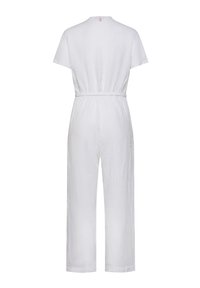 Baksida av en vit jumpsuit med kort ärm, markerad midja och rak byxben på en enhetlig bakgrund.