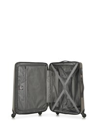 Grijze harde koffer met een ritssluiting, open om een netvak en kruisbanden voor het beveiligen van de inhoud te onthullen. Vier draaibare wielen voor mobiliteit.