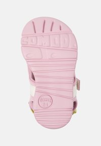 Rosa gummisula med ribbad textur, med "CAMPE"-logotyp; fäst tygöverdel i dämpade färger, justerbar rem för passform.