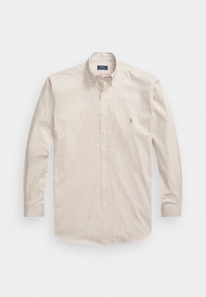 Chemise beige et blanche à rayures verticales, manches longues, boutonnée avec col boutonné et petit logo brodé sur la poitrine.