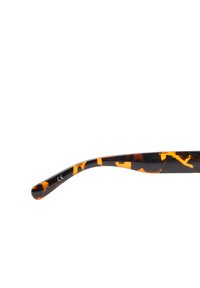 Plastikowe zauszniki okularów z wzorem w panterkę, w odcieniach czerni i pomarańczy. Gładka faktura z delikatnym zakrzywieniem na końcu.