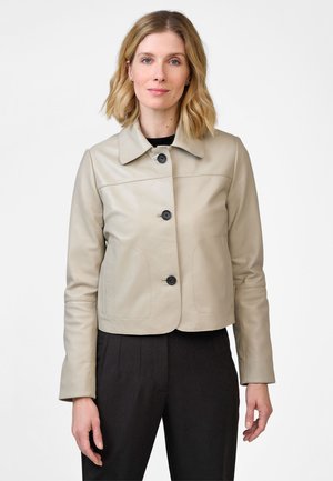 Hellbeige Lederjacke mit einem verkürzten Design, großem Kragen und vier schwarzen Knöpfen. Verfügt über Seitentaschen und eine glatte Textur.