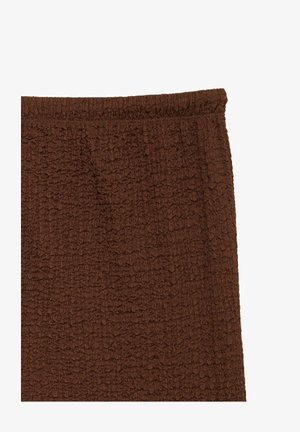 Brun teksturert stoffskjørt med elastisk midjebånd, som viser detaljert strikkemønster og rett snitt.