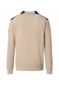 Beżowy sweter z długim rękawem, prążkowaną fakturą i kołnierzykiem polo; posiada czarne akcenty na ramionach oraz prosty doł.